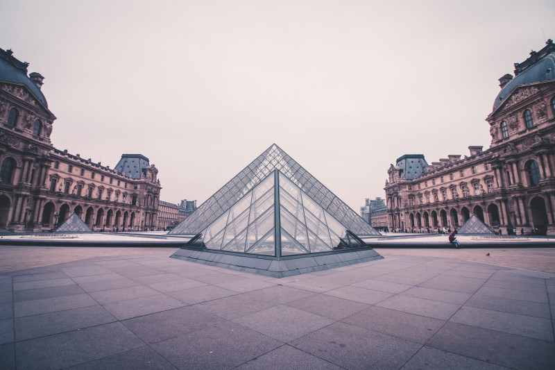 布朗建筑物包围的三角地标Triangular Landmark Surrounded by Brown Buildings|Architecture,buildings,City,Daylight,exterior,famous,famous landmark,landmark,landscape,monument,outdoors,pavement,person,sight,sightseeing,Sky,square,Street,structures,tourism,tourist,tourist attraction,tourists,Urban,windows,人,地标,城市,外观,天空,广场,建筑,建筑物,户外,旅游,旅游胜地,日光,景观,游客,着名,着名的地标,窗口,纪念碑,结构,街道,观光,视线,路面-海量高质量免版权图片素材-设计师素材-摄影图片-mitapix-美塔图像