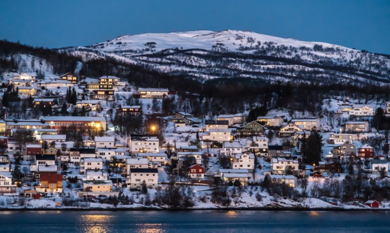 鸟瞰水边的村庄Birds Eye View of Village Beside Body of Water|Architecture,buildings,europe,houses,landscape,Lights,mountain,norway,outdoors,scandinavia,scenery,Sea,seashore,sight,snow,tourism,Town,Travel,Village,Water,winter,冬季,山,建筑,建筑物,户外,房屋,挪威,斯堪的纳维亚半岛,旅游,旅行,景观,村,欧洲,水,海,海滨,灯,视线,镇,雪,风景-海量高质量免版权图片素材-设计师素材-摄影图片-mitapix-美塔图像