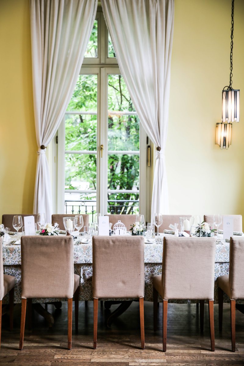 灰色填充椅子与木基座对齐窗口附近的窗口Gray Padded Chairs With Wooden Bases Aligned Beside Table Near Window|Architecture,chairs,Contemporary,curtain,Decoration,dining,empty,furniture,glasses,home,House,indoors,inside,interior design,Light,Luxury,room,seat,table,window,光,室内,室内设计,家具,家庭,座位,建筑,当代,房子,房间,椅子,眼镜,空,窗口,窗帘,表,装饰,豪华,餐饮-海量高质量免版权图片素材-设计师素材-摄影图片-mitapix-美塔图像