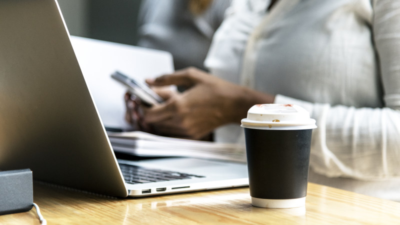 黑色和白色塑料咖啡杯旁边灰色的笔记本电脑Black and White Plastic Coffee Cup Beside Gray Laptop Computer-休闲,办公室,可移植的,咖啡,在室内,女人,家具,小工,工作,工作场所,工作空间,房间,手,手机,手臂,技术,数字,数码设备,无线,智能手机,木制的桌子,杯,桌子上,模糊的背景,电话,移动,移动PC,移动电话,笔记本,表,论文,设备,键盘,饮料,黑色的-海量高质量免版权图片素材-设计师素材-摄影图片-mitapix-美塔图像