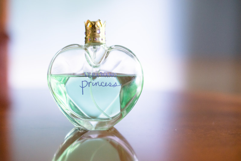 特写的照片心形状的香水瓶Close-Up Photo of Heart Shaped Perfume Bottle|反射,喷雾,容器,形状,心,景深,模糊,气味,焦点,特写镜头,玻璃,瓶,芳香,香味,香水,香水瓶-海量高质量免版权图片素材-设计师素材-摄影图片-mitapix-美塔图像