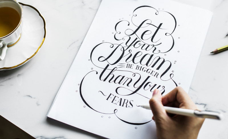 人写书法的风格报价表Person Writing Calligraphy Style Quote on Table|art,artist,Card,Close-up,creative,cup,Design,Desk,dream,fear,Flatlay,Hand,hand lettering,handwriting,handwritten,lettering,paper,pen,pencil,person,table,tea,tea cup,wooden table,working,人,创意,刻字,办公桌,卡,工作,恐惧,手,手写,手刻字,木桌,杯,梦,特写,纸张,艺术,艺术家,茶,茶杯,表,设计,钢笔,铅笔-海量高质量免版权图片素材-设计师素材-摄影图片-mitapix-美塔图像