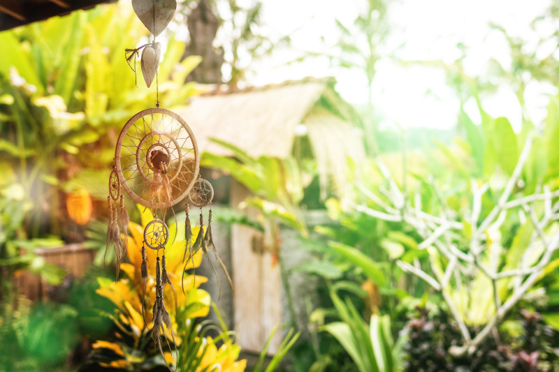 绿色植物附近的米色捕梦者|保护,圆圈,夏天,季节,悬挂,户外,手工,捕梦者,梦想,植物学,灵性,特写,生长,美丽,羽毛,背景,色彩,艺术,花园,装饰,设计,象征-海量高质量免版权图片素材-设计师素材-摄影图片-mitapix-美塔图像