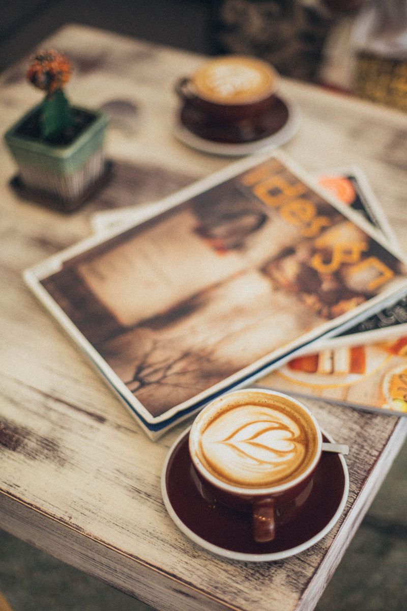 两个拿铁咖啡和杂志上棕色托盘Two Lattes and Magazine on Brown Tray|art,Blur,breakfast,caffeine,closeup,coffee,coffee cup,coffee drink,cream,creamy,cup of coffee,cups,delicious,drinks,Focus,Hot,indoors,latte,latte art,magazines,porcelain,saucers,spoon,table,tasty,wooden,wooden table,勺子,咖啡,咖啡因,咖啡杯,咖啡饮料,在室内,奶油,好吃,拿铁咖啡,拿铁艺术,早餐,木制,木桌,杂志,杯咖啡,杯子,桌子,模糊,热,焦点,特写,瓷器,碟子,美味,艺术,饮料-海量高质量免版权图片素材-设计师素材-摄影图片-mitapix-美塔图像