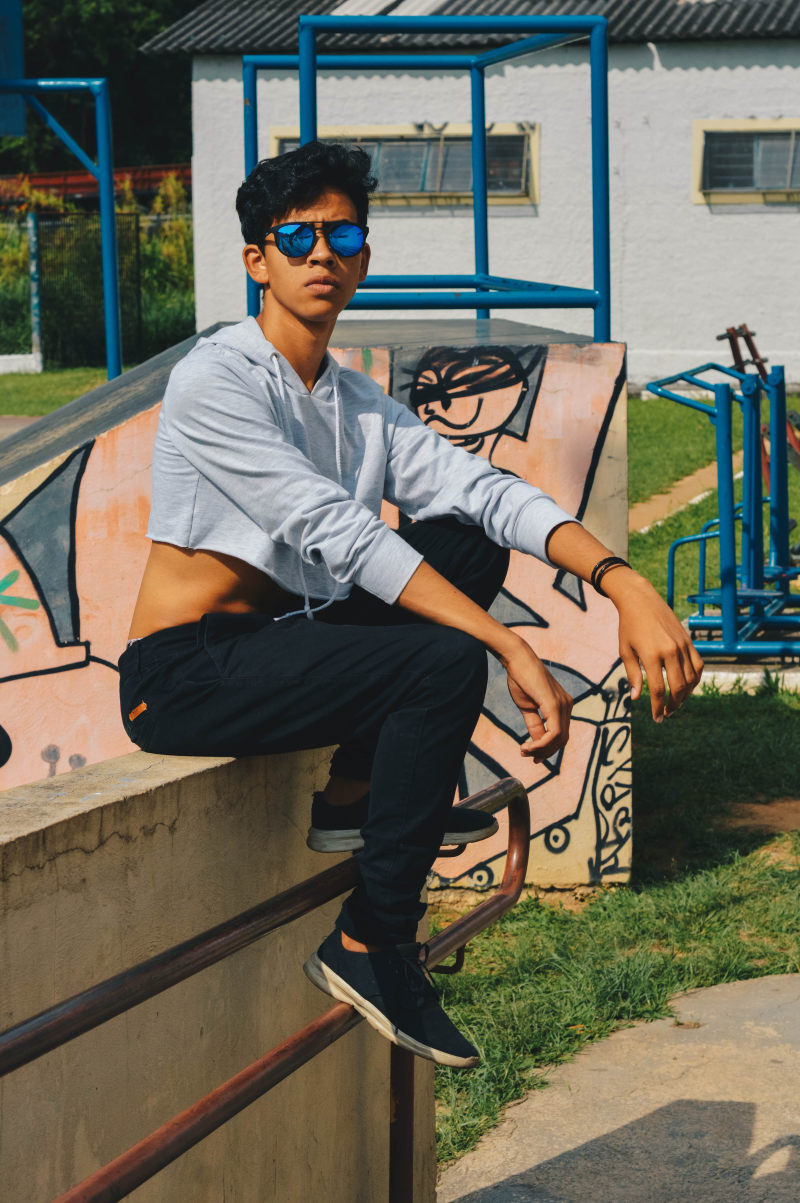 男性白人和黑人的马球衬衫Men’s White and Black Polo Shirt|art,casual,Close-up,Daylight,daytime,face,facial expression,Fashion,fashionable,fine-looking,graffiti,guy,hair,hairstyle,human,landscape,looking,male,male model,Man,model,outdoors,outerwear,outfit,painting,Park,person,photoshoot,pose,style,sunglasses,Urban,wall,wear,Young,Youth,之一,人,人类,休闲,公园,发型,城市,墙,夏时制,外套,太阳镜,头发,好看,家伙,年轻,户外,拍摄,时尚,景观,服装,构成,查找,模型,涂鸦,特写,男性,男模特,白天,磨损,绘画,脸,艺术,青年,面部表情,风格-海量高质量免版权图片素材-设计师素材-摄影图片-mitapix-美塔图像