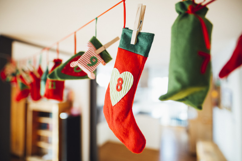 红色和绿色圣诞袜挂在房间Red and Green Christmas Stocking Hanging Inside Room|传统的,圣诞节,圣诞袜,在室内,庆祝活动,挂,晒衣绳,焦点,特写镜头,艺术,衣夹,颜色-海量高质量免版权图片素材-设计师素材-摄影图片-mitapix-美塔图像