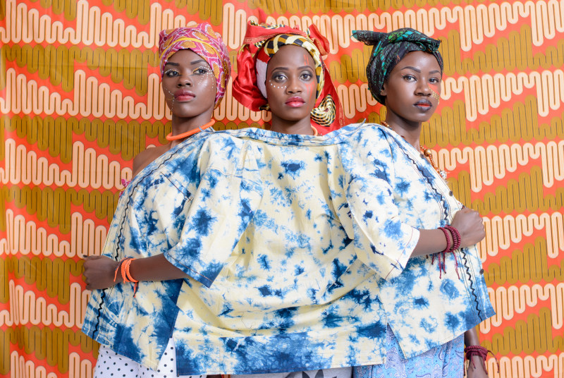 三个女人在白色和蓝色顶部Three Women in Whiteandblue Top|art,ceremony,culture,family,festival,fun,horizontal,Music,party,People,Portrait,Traditional,wear,women,乐趣,人,仪式,传统,党,女性,家庭,文化,水平,穿,肖像,艺术,节日,音乐-海量高质量免版权图片素材-设计师素材-摄影图片-mitapix-美塔图像