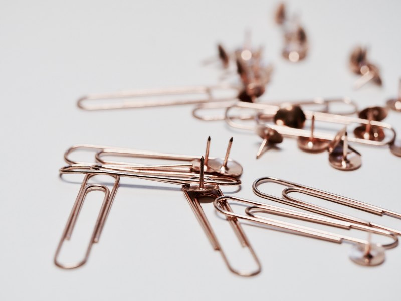 回形针,图钉Paper Clips and Thumb Tacks|art materials,clips,Close-up,Desk,equipment,Flatlay,homeoffice,Metal,metallic,Office,office equipment,office supplies,paperclips,pins,rose gold,safety,thumb tacks,white background,剪辑,办公室,办公桌,办公用品,办公设备,回形针,安全,拇指大头钉,特写,玫瑰金,白色背景,艺术材料,设备,金属,针脚-海量高质量免版权图片素材-设计师素材-摄影图片-mitapix-美塔图像