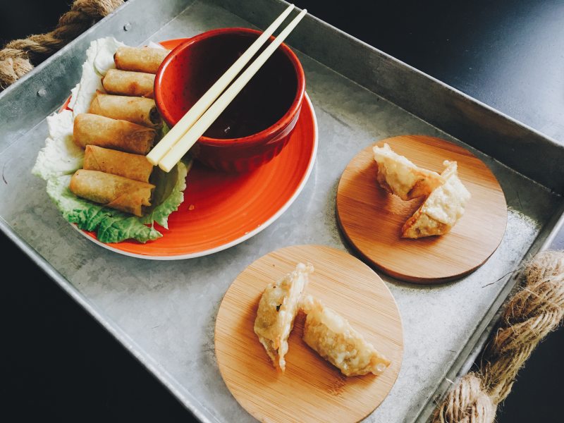 托盘上的油炸春卷和饺子-亚洲食物,午餐,晚餐,桌子,盘子,筷子,食物,饭菜,饺子-海量高质量免版权图片素材-设计师素材-摄影图片-mitapix-美塔图像