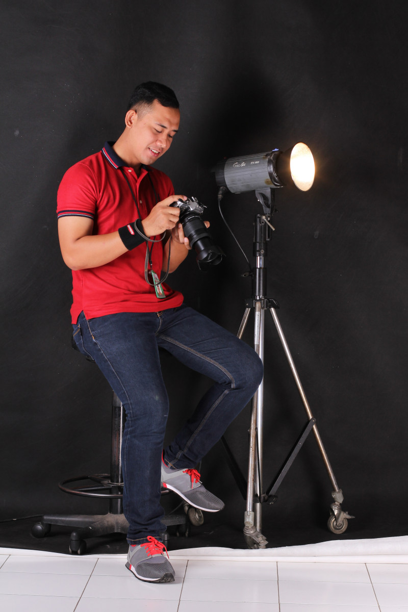 人坐在酒吧椅拿着相机在灯光站旁边Man Sitting on Bar Chair Holding Camera Beside on Lights With Stand|asian m,Camera,casual,Close-up,Colors,eyes,face,facial expression,Fashion,fashionable,guy,hair,hairstyle,human,indoors,instrument,Light,looking,male,Man,outfit,person,photoshoot,room,wear,Young,young man,Youth,之一,亚洲m,人,人类,仪器,休闲,光,发型,在室内,头发,家伙,年轻,年轻人,房间,拍摄,时尚,查找,男性,相机,眼睛,穿,脸,装备,青年,面部表情,颜色-海量高质量免版权图片素材-设计师素材-摄影图片-mitapix-美塔图像