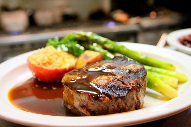 选择聚焦摄影的牛排酱Selective Focus Photography of Beef Steak With Sauce|公共领域的图像,午餐,晚餐,板,沙拉,烤,烧烤,热,烹饪,牛排,牛肉,特写镜头,猪肉,美味的,美食家,肉,胡椒,芦笋,菜,营养,蔬菜,西红柿,酱汁,食物,餐,餐厅-海量高质量免版权图片素材-设计师素材-摄影图片-mitapix-美塔图像