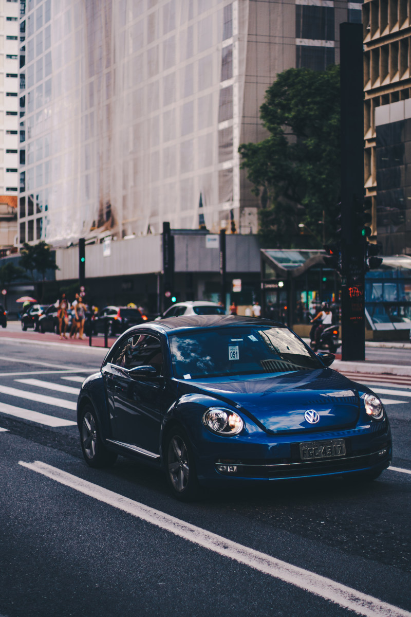 大众汽车在道路上的照片Photo of Volkswagen Car on Road|asphalt,auto,automobile,automotive,Car,City,downtown,headlight,highway,lane,outdoors,road,roadway,Street,traffic,transportation system,Urban,Vehicle,volkswagen,Volkswagen Beetle,windshield,交通,公路,城市,大众汽车,大众甲壳虫,大灯,市中心,户外,挡风玻璃,汽车,沥青,自动,街,路,车行道,车辆,车道,运输系统-海量高质量免版权图片素材-设计师素材-摄影图片-mitapix-美塔图像