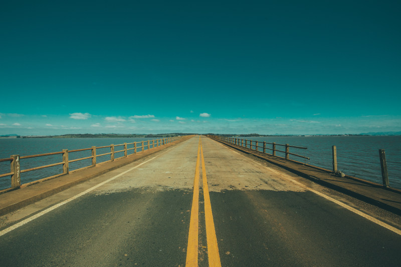 大海中央的灰色水泥路|天空,桥梁,水,沥青,海洋,道路-海量高质量免版权图片素材-设计师素材-摄影图片-mitapix-美塔图像