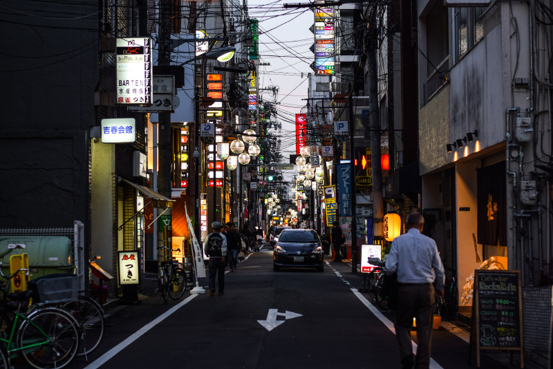 人们在夜间走在街上|交通,人,商业,商店,城市,城市照明,城镇,夜间,市中心,建筑物,户外,旅游,日本,晚上,汽车,沥青,灯光,街道,购物,车辆,运输系统,道路,黄昏-海量高质量免版权图片素材-设计师素材-摄影图片-mitapix-美塔图像