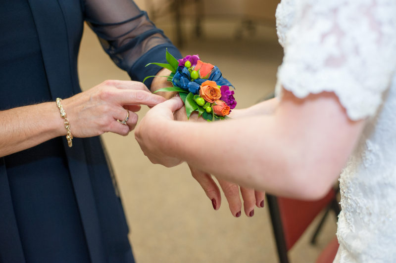 女人穿花的腕带Woman Wearing Floral Wristband|人,仪式,女性,婚礼,帮助,庆祝活动,援助,新娘,爱,腕带,花,花的腕带,订婚-海量高质量免版权图片素材-设计师素材-摄影图片-mitapix-美塔图像