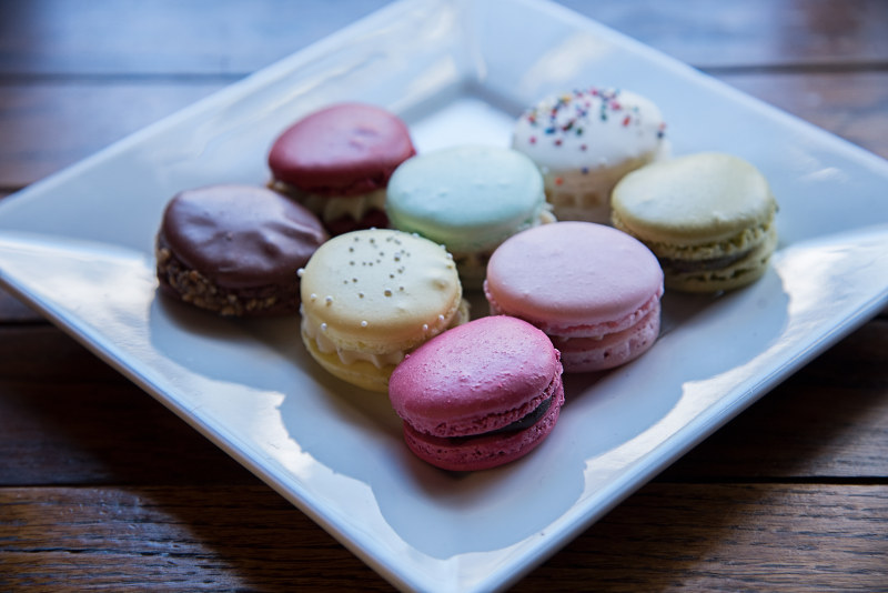 白色陶瓷盘上的蛋白杏仁饼干Macaroons Served on White Ceramic Plate|assorted,baked,cake,ceramic plate,chocolate,closeup,coffee,colorful,cookies,cream,delicious,dessert,flavors,food,health,homemade,indulgence,macaroons,pie,sugar,Sweet,sweets,Traditional,treats,wooden table,什锦,传统,健康,口味,咖啡,奶油,巧克力,放纵,木桌,烤,特写,甜,甜点,糖,糖果,美味,自制,色彩,蛋白杏仁饼干,蛋糕,陶瓷盘,零食,食品,饼干,馅饼-海量高质量免版权图片素材-设计师素材-摄影图片-mitapix-美塔图像