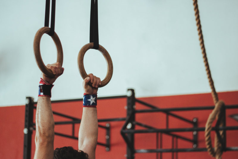 坚持两个木环的男性体操运动员Male Gymnast Holding On To Two Wooden Rings|athlete,bodybuilding,exercise,fitness,gym,Hands,hanging,Man,muscle ring up,rings,rope,strength,strong,training,workout,健美,健身,健身房,力量,强,戒指,手,挂,男人,绳子,肌肉响起来,训练,运动员,锻炼-海量高质量免版权图片素材-设计师素材-摄影图片-mitapix-美塔图像