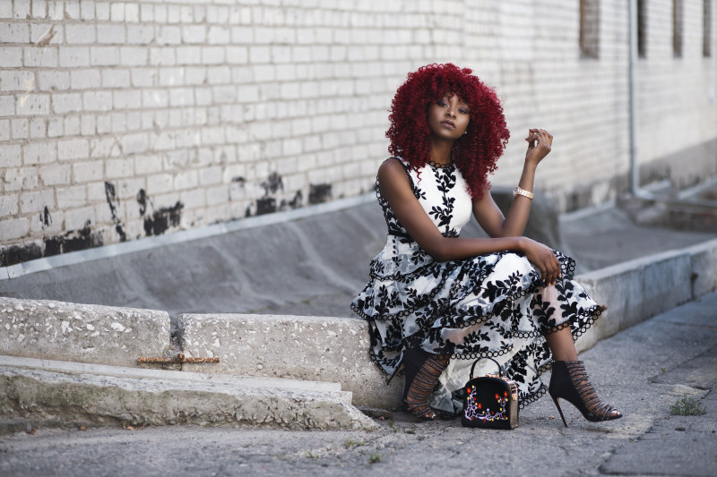 红色头发的妇女在白色和黑色印花无袖马克西礼服Red Haired Woman in White and Black Floral Sleeveless Maxi Dress|人,人行道上,卷发,发型,在户外,坐着,城市,墙,外,夫人,头发,女,女人,女孩,女性化的,女性时尚,女性气质,女模特,年轻的,拍的,时尚,时装模特,有吸引力的,构成,模型,漂亮的,砖,穿,红色的头发,美丽的,美丽的女孩,美丽的模型,街,衣服,袋,路,鞋子,风格,高跟-海量高质量免版权图片素材-设计师素材-摄影图片-mitapix-美塔图像