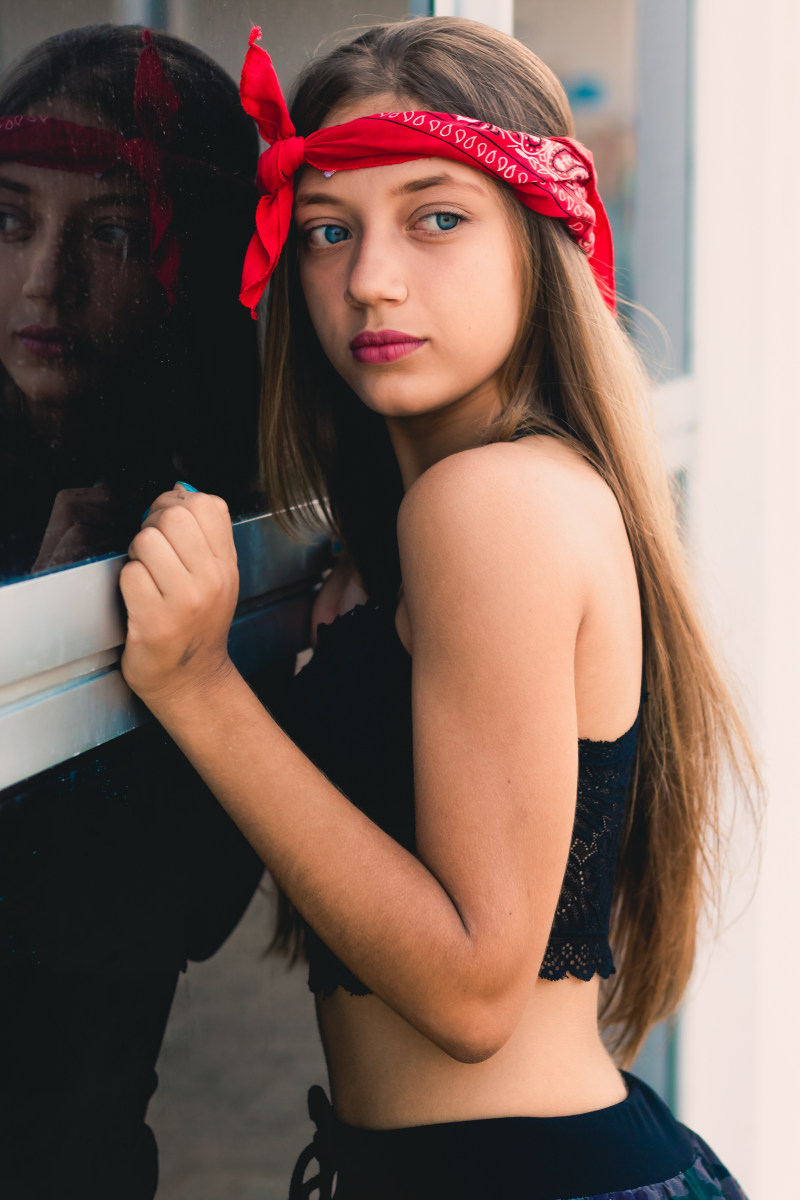 女人靠在玻璃面板Woman Leaning on Glass Panel|attractive,bandana,Beautiful,beauty,blond hair,casual,closeup,daytime,eyes,face,facial expression,Fashion,fashionable,female,girl,hair,hairstyle,human,lady,lips,long hair,looking,model,outdoors,person,photoshoot,pose,posing,pretty,skin,style,wear,woman,Young,人,人类,休闲,发型,嘴唇,头发,头巾,女人,女士,女孩,女性,年轻,户外,拍摄,时尚,有吸引力,构成,模型,漂亮,特写,白天,皮肤,看,眼睛,穿,美丽,美容,脸,金发,长长的头发,面部表情,风格-海量高质量免版权图片素材-设计师素材-摄影图片-mitapix-美塔图像