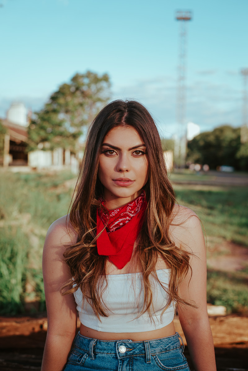 女人穿着白色的背心,蓝色牛仔布的底部和红头巾Woman Wearing White Crop Top, Blue Denim Bottoms and Red Bandana|attractive,bandana,Beautiful,beauty,crop top,face,facial expression,Fashion,female,glamour,hair,model,outdoors,person,photoshoot,Portrait,pose,pretty,sexy,Smile,style,wear,woman,人,作物,在户外,大手帕,头发,女,女人,姿势,微笑,性感,时尚,有吸引力,模型,漂亮,穿,组照片中,美丽,肖像,脸,面部表情,风格,魅力-海量高质量免版权图片素材-设计师素材-摄影图片-mitapix-美塔图像