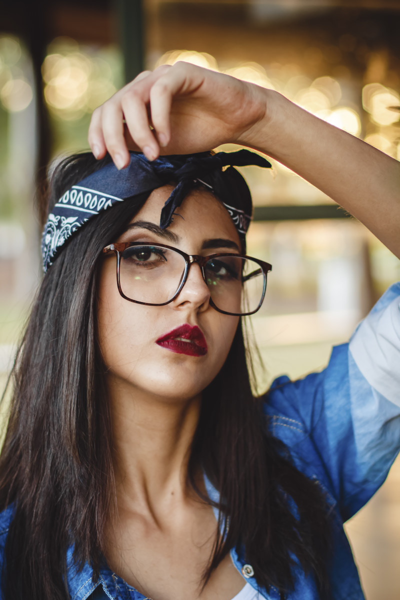 女人提高左手Woman Raising Left Hand|attractive,bandana,Beautiful,beauty,Blur,Close-up,depth of field,eyeglasses,eyewear,face,facial expression,Fashion,fashionable,female,Focus,gesture,hair,Hand,lady,looking,model,person,photoshoot,Portrait,pose,posing,posture,pretty,red lips,wear,woman,人,头发,头巾,女人,女性,姿势,手,手势,拍照,时尚,景深,有吸引力,构成,查找,模型,模糊,漂亮,焦点,眼镜,穿,红红的嘴唇,美丽,美容,肖像,脸,那位女士,面部表情-海量高质量免版权图片素材-设计师素材-摄影图片-mitapix-美塔图像