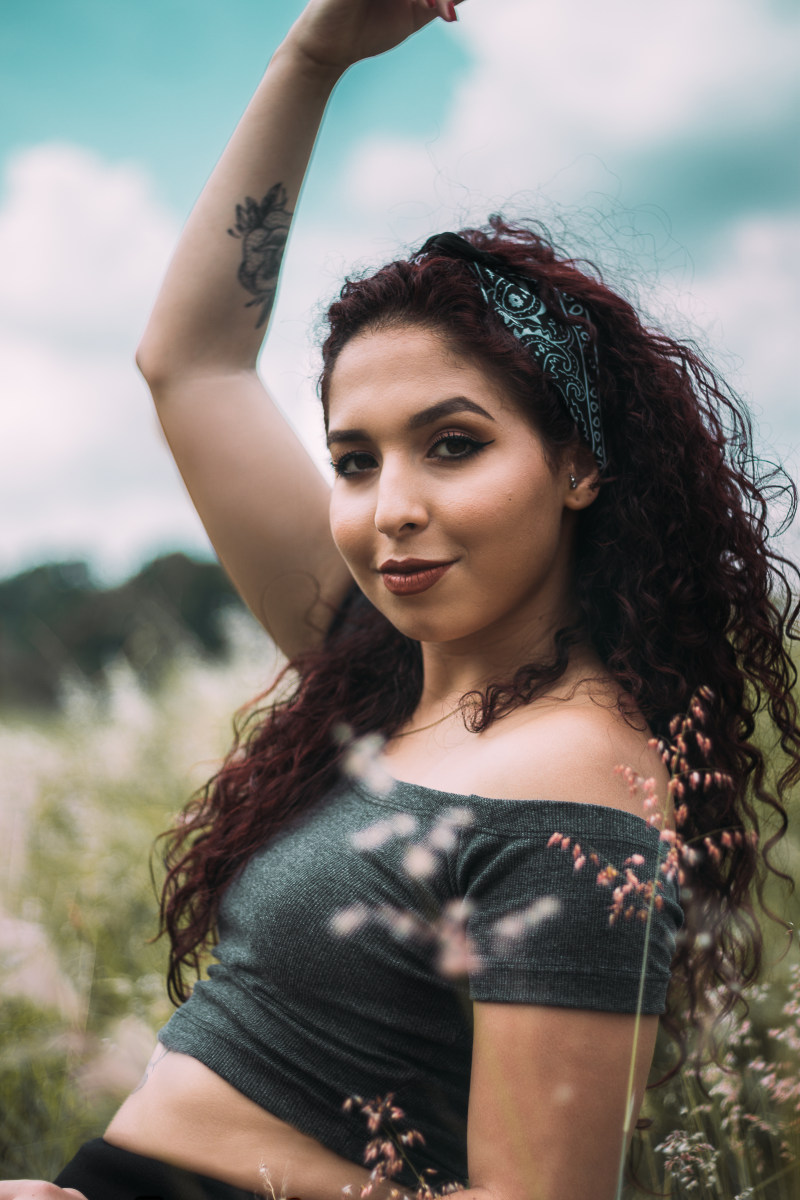 灰色作物顶部站立在草地的微笑的妇女Smiling Woman in Grey Crop Top Standing on Grass Field|attractive,Beautiful,beautiful girl,beauty,blurred background,casual,closeup,Daylight,daytime,eyes,face,facial expression,Fashion,fashionable,female,hair,hairstyle,Hands,human,lady,lips,looking,model,outdoors,person,photoshoot,posing,pretty,skin,wear,woman,Young,Youth,人,偶然,冒充,发型,嘴唇,夫人,头发,女性,妇女,户外,手,拍摄图片,时兴,时尚,有吸引力,模型,漂亮,特写镜头,白天,皮肤,看,眼睛,秀丽,穿,美丽,美丽的女孩,表情,被弄脏的背景,青年,面孔-海量高质量免版权图片素材-设计师素材-摄影图片-mitapix-美塔图像