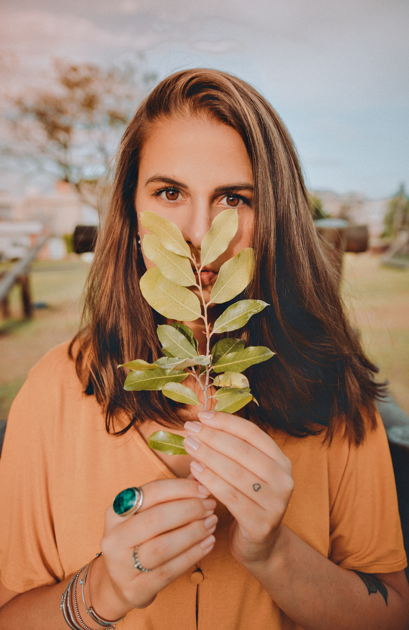 女人拿着绿色的花Woman Holding Green Flower|attractive,Beautiful,beautiful girl,beauty,blond hair,casual,Close-up,Daylight,daytime,eyes,face,facial expression,Fashion,fashionable,female,hair,hairstyle,Hands,human,lady,Leaves,lips,looking,model,outdoors,person,photoshoot,pose,posing,pretty,skin,wear,woman,Young,Youth,人,人类,发型,叶子,吸引力,嘴唇,在户外,夫人,头发,女人,女性,姿势,年轻,手,拍的,摆姿势,时尚,模型,漂亮,特写,白天,皮肤,看,眼睛,穿,美丽,美丽的女孩,脸,金发,随意,青春,面部表情-海量高质量免版权图片素材-设计师素材-摄影图片-mitapix-美塔图像