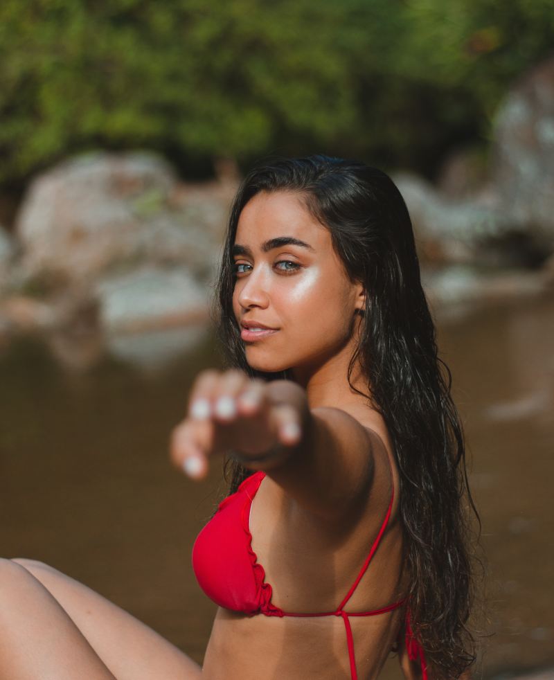 微笑的女人坐在附近的水域Smiling Woman Sitting Near Body of Water|attractive,Beautiful,beautiful girl,beauty,bikini,blurred background,Body,casual,Close-up,Colors,Daylight,daytime,eyes,face,facial expression,Fashion,fashionable,female,girl,hair,hairstyle,Hand,human,lady,lips,looking,model,outdoors,person,photoshoot,pose,posing,pretty,sexy,skin,smiling,swimsuit,swimwear,wear,woman,Young,Youth,人,人类,休闲,发型,嘴唇,夏时制,夫人,头发,女人,女孩,女性,姿势,年轻,微笑,性感,户外,手,摆在,时尚,有吸引力,模型,模糊的背景,正文,比基尼,泳衣,漂亮,照片拍摄,白天,皮肤,看,眼睛,穿,美丽,美丽的女孩,美容,脸,青年,面部表情,颜色-海量高质量免版权图片素材-设计师素材-摄影图片-mitapix-美塔图像