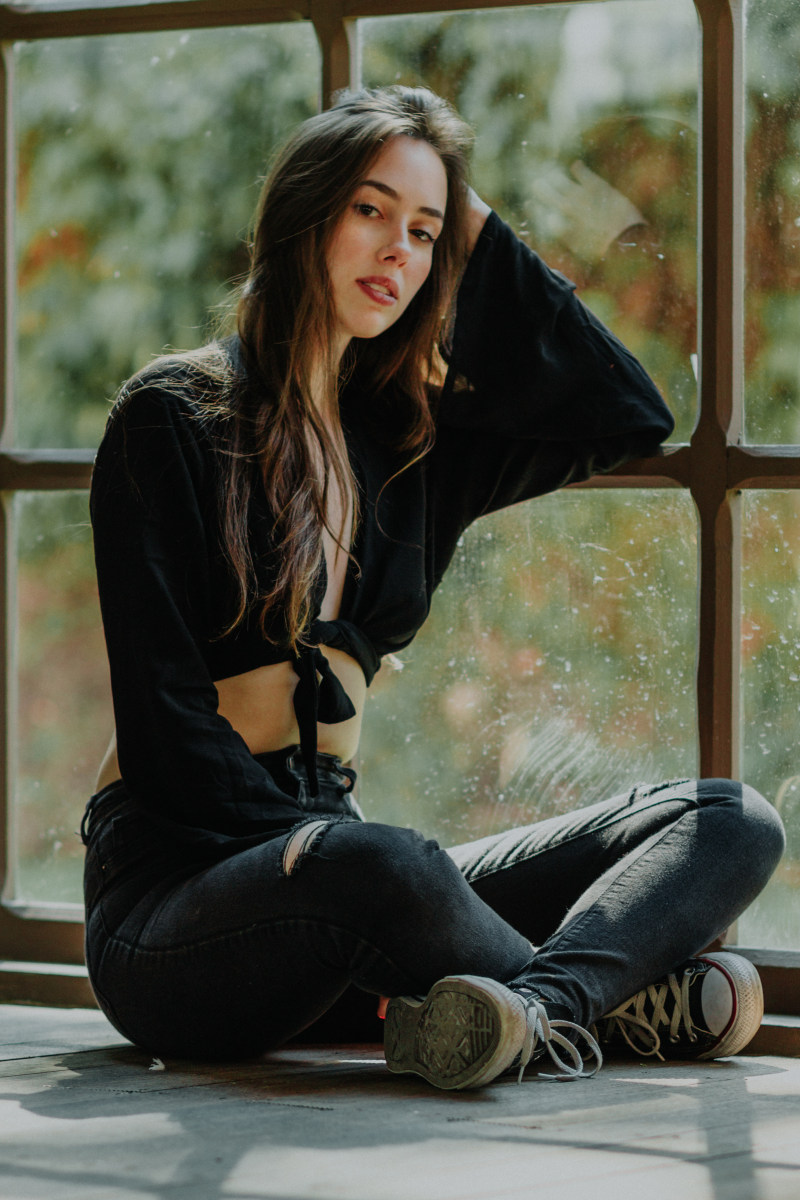 女人坐在靠在玻璃幕墙Woman Sitting While Leaning on Glass Wall|attractive,Beautiful,beautiful girl,beauty,blurred background,casual,Close-up,Daylight,daytime,eyes,face,facial expression,Fashion,fashionable,female,girl,glass window,hair,hairstyle,human,indoors,lady,lips,looking,model,person,photoshoot,pose,posing,pretty,sitting,skin,wear,window,woman,Young,Youth,人,人类,休闲,发型,嘴唇,在室内,坐,头发,女人,女士,女孩,女性,姿势,年轻,摆在,时尚,有吸引力,查找,模型,模糊的背景,漂亮,漂亮的女孩,照片拍摄,特写,玻璃窗口,白天,皮肤,眼睛,穿,窗口,美丽,美容,脸,青年,面部表情-海量高质量免版权图片素材-设计师素材-摄影图片-mitapix-美塔图像