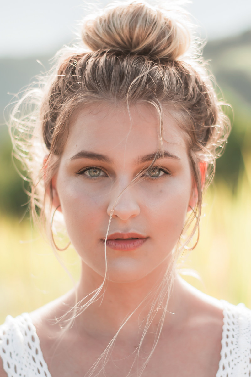 女人与包头发戴着大耳环和白色的针织背心Woman With Bun Hair Wearing Hoop Earrings and White Knitted Tank Top|attractive,Beautiful,beautiful girl,beauty,blond hair,blurred background,bright,casual,Close-up,Daylight,daytime,eyes,face,facial expression,Fashion,fashionable,female,girl,hair,hairstyle,human,lady,lips,looking,model,outdoors,person,photoshoot,pose,posing,pretty,skin,wear,woman,Young,Youth,人,人类,休闲,光明,发型,嘴唇,头发,女人,女孩,女性,姿势,年轻,户外,摆在,时尚,有吸引力,查找,模型,模糊的背景,漂亮,漂亮的女孩,照片拍摄,白天,皮肤,眼睛,穿,美丽,美容,脸,那位女士,金色的头发,青年,面部表情-海量高质量免版权图片素材-设计师素材-摄影图片-mitapix-美塔图像