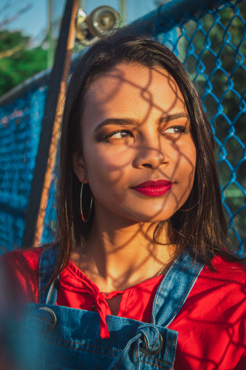 女人微笑和倾斜蓝色彩绘链链接围栏Woman Smiles and Leans Beside Blue Painted Chainlinked Fence|attractive,Beautiful,beautiful girl,beauty,blurred background,casual,closeup,Daylight,daytime,eyes,face,facial expression,Fashion,fashionable,female,girl,hair,hairstyle,human,lady,lips,looking,model,outdoors,People,person,photoshoot,pose,posing,pretty,skin,Smile,style,wear,woman,Young,young woman,Youth,人,人民,人类,休闲,嘴唇,头发发型,女子,女孩,女性,寻找,年轻,年轻女子,微笑,户外,拍摄,时尚,有吸引力,构成,样式,模型,模糊背景,漂亮,漂亮的女孩,特写,白天,皮肤,眼睛,磨损,美丽,美容,脸,那位女士,青年,面部表情-海量高质量免版权图片素材-设计师素材-摄影图片-mitapix-美塔图像