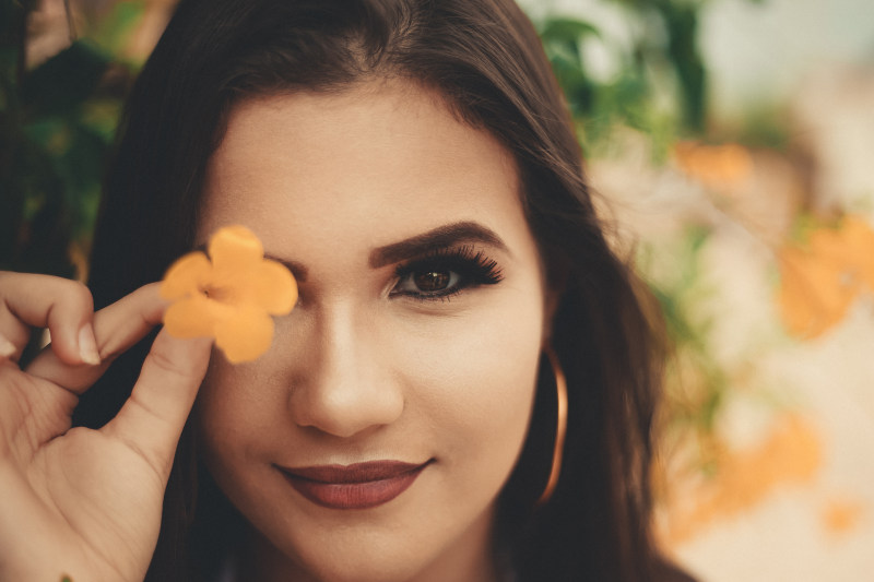 拿着黄色Petaled花的妇女盖她的右眼Woman Holding Yellow Petaled Flowers Covering Her Right Eye|attractive,Beautiful,beautiful girl,beauty,Bloom,blurred background,closeup,Daylight,eye,face,facial expression,Fashion,female,girl,hair,hairstyle,Hand,human,lady,lips,looking,makeup,model,outdoors,person,photoshoot,pose,posing,pretty,skin,wear,woman,Young,young girl,Youth,人,化妆,发型,嘴唇,头发,女士,女子,女孩,女性,寻找,年轻,年轻的女孩,户外,手,拍摄,时尚,有吸引力,构成,模型,漂亮,特写镜头,白天,皮肤,眼睛,磨损,秀丽,绽放,美丽,美丽的女孩,表情,被弄脏的背景,青年,面孔-海量高质量免版权图片素材-设计师素材-摄影图片-mitapix-美塔图像