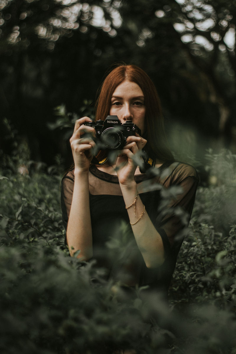 女人抱着植物包围的黑色Dslr相机Woman Holding Black Dslr Camera Surrounded by Plants|attractive,Beautiful,beautiful girl,beauty,Camera,casual,closeup,Daylight,daytime,eyes,face,facial expression,Fashion,fashionable,female,girl,hair,hairstyle,Hands,human,lady,lips,looking,model,outdoors,person,photoshoot,pose,posing,pretty,skin,Trees,wear,woman,Young,Youth,人,休闲,发型,嘴唇,夫人,头发,女孩,女性,妇女,姿势,户外,手,摆在,时尚,有吸引力,树木,模型,漂亮,漂亮的女孩,照片拍摄,特写,白天,皮肤,相机,看,眼睛,穿,美丽,美容,脸,青年,面部表情-海量高质量免版权图片素材-设计师素材-摄影图片-mitapix-美塔图像