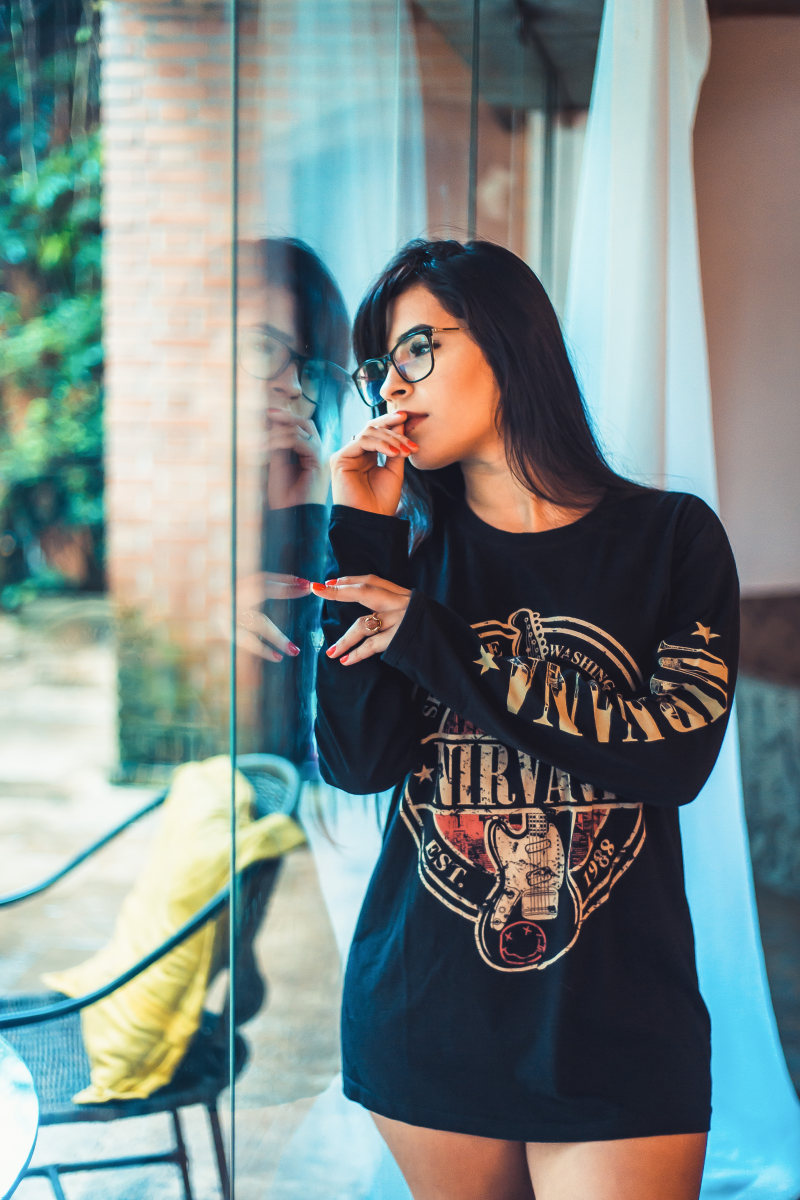 女人触碰她的嘴唇在玻璃墙外面看一看Woman Touches Her Lips While Looking Outside Glass Wall|attractive,Beautiful,beautiful woman,beauty,blurred background,Body,casual,Close-up,Colors,Daylight,daytime,eyes,eyewear,face,facial expression,Fashion,fashionable,female,female model,girl,hair,hairstyle,Hands,healthy,human,indoor,indoors,lady,lips,looking,model,person,photo session,photo shoot,photoshoot,pose,posing,pretty,skin,wear,woman,Young,Youth,人,人类,休闲,健康,发型,嘴唇,在室内,夏时制,头发,女子,女孩,女性,女模特,室内,年轻,手,拍摄,拍照,时尚,有吸引力,构成,查找,模型,模糊的背景,正文,漂亮,照片拍摄,白天,皮肤,眼睛,眼镜,磨损,美丽,美丽的女人,美容,脸,那位女士,青年,面部表情,颜色-海量高质量免版权图片素材-设计师素材-摄影图片-mitapix-美塔图像