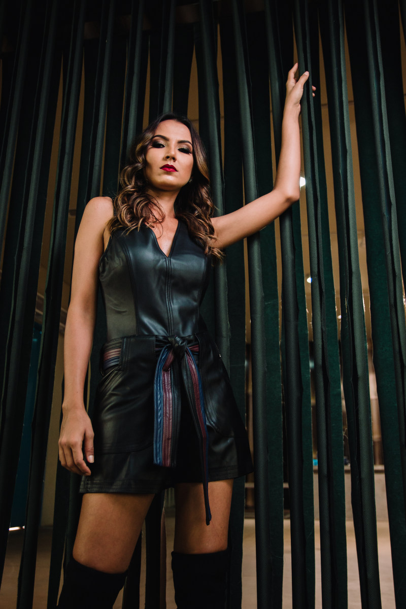 在竹墙前的黑色无袖连衣裙的女人Woman in Black Sleeveless Dress in Front of Bamboo Wall|attractive,Beautiful,beauty,brunette,curly hair,dress,elegant,Fashion,female,girl,glamour,hair,hairstyle,lady,leather,model,person,photoshoot,Portrait,pose,posture,pretty,sexy,style,wear,woman,人,优雅,卷发,发型,头发,女人,女士,女孩,女性,姿势,性感,拍摄照片,时尚,有吸引力,模型,款式,漂亮,皮革,礼服,穿,美丽,肖像,魅力,黑发-海量高质量免版权图片素材-设计师素材-摄影图片-mitapix-美塔图像