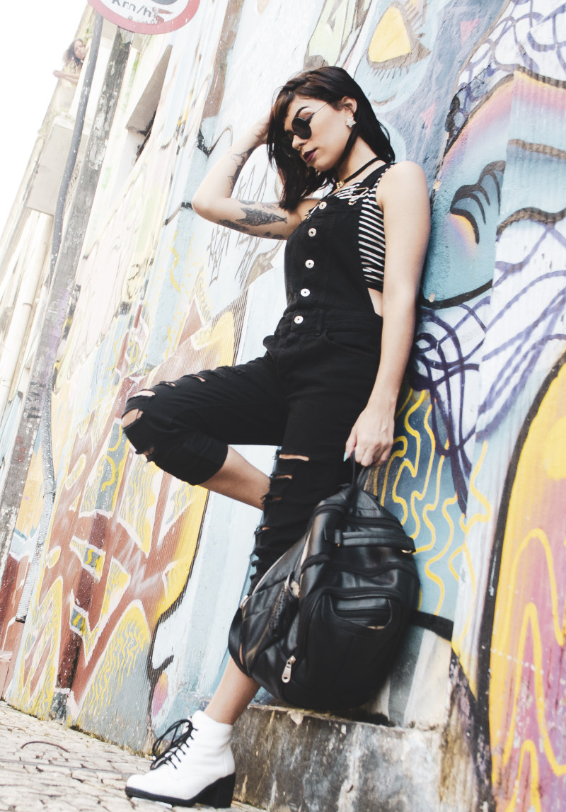 女人拿着背包，同时靠在墙上Woman Holding Backpack While Leaning on Wall|attractive,Beautiful,beauty,Fashion,fashionable,girl,glamour,graffiti,leaning,model,person,photoshoot,pose,pretty,sexy,style,stylish,tattoo,trendy,Urban,urban area,wall,wear,woman,人,倾斜,城市,墙,女人,女孩,市区,性感,拍摄,时尚,有吸引力,构成,模型,涂鸦,漂亮,穿,纹身,美丽,风格,魅力-海量高质量免版权图片素材-设计师素材-摄影图片-mitapix-美塔图像