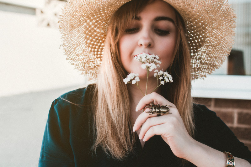 女人，穿，棕色，太阳帽子，嗅到，白色，花，Woman Wearing Brown Sun Hat Smelling White Flowers|attractive,Beautiful,beauty,blond hair,closeup,daytime,eyes,face,facial expression,Fashion,female,Flowers,girl,hair,hat,lady,lips,outdoors,person,photoshoot,pose,pretty,skin,woman,Young,人,嘴唇,夫人,头发,女孩,女性,妇女,姿势,帽子,年轻,户外,时尚,有吸引力,漂亮,照片拍摄,特写镜头,白天,皮肤,眼睛,美丽,花,金色的头发,面孔,面部表情-海量高质量免版权图片素材-设计师素材-摄影图片-mitapix-美塔图像