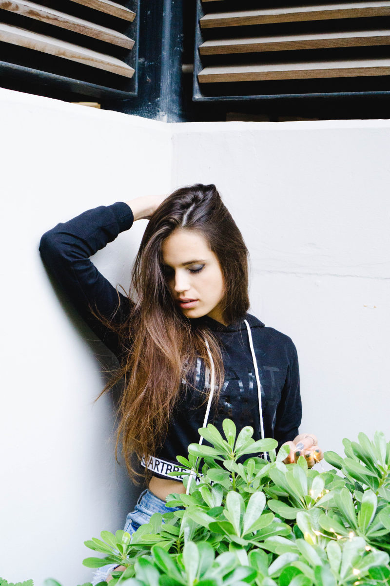 女人靠在墙上的照片Photo of Woman Leaning On Wall|attractive,Beautiful,beauty,brunette,Cute,face,facial expression,Fashion,female,girl,glamour,hoodie,jacket,lady,leaning,Leaves,model,person,photoshoot,plants,pose,posing,posture,pretty,sexy,woman,人,倾斜,可爱,叶子,夹克,女人,女孩,女性,姿势,性感,拍摄,时尚,有吸引力,构成,植物,模型,漂亮,美丽,美容,脸,连帽衫,那位女士,面部表情,魅力,黑妞-海量高质量免版权图片素材-设计师素材-摄影图片-mitapix-美塔图像