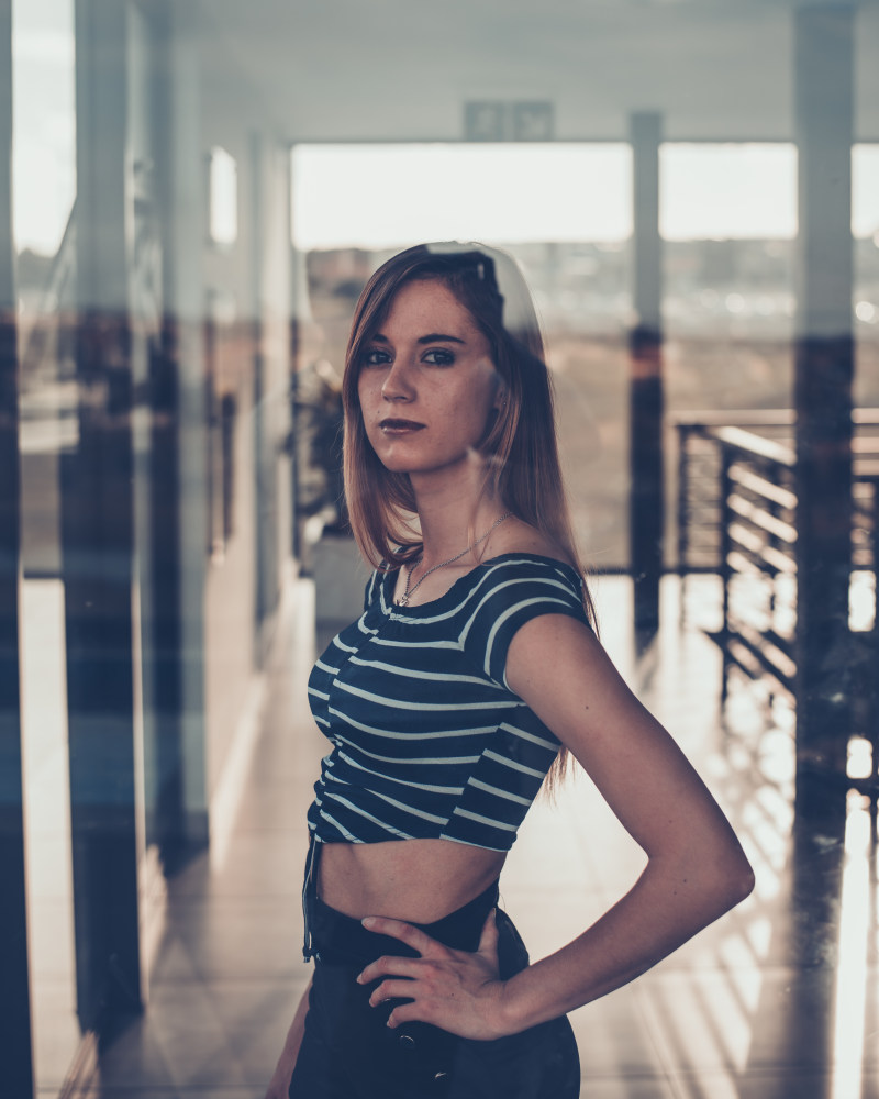 女人穿着黑白条纹的背心与左臂两手叉腰站在房间Woman Wearing Black and White Striped Crop Top Standing With Left Arm Akimbo Inside Room|人,在室内,城市,夫人,头发,女,女人,女孩,年轻的,性感的,拍的,时尚,有吸引力的,构成,模型,漂亮的,特写镜头,玻璃,的脸,穿,美,美丽的,金色的头发,风格-海量高质量免版权图片素材-设计师素材-摄影图片-mitapix-美塔图像