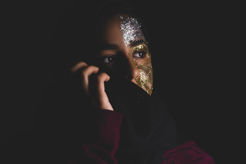 特写照片的女人与闪闪发光在她脸上CloseUp Photo of Woman With Glitters On Her Face|attractive,Beautiful,beauty,closeup,dark,eyes,face,Fashion,female,girl,glamour,glitters,model,person,photoshoot,scarf,Shining,shiny,woman,人,围巾,女人,女孩,女性,拍摄,时尚,有光泽,有吸引力,模型,特写,眼睛,美丽,脸,闪亮,闪闪发光,魅力,黑暗-海量高质量免版权图片素材-设计师素材-摄影图片-mitapix-美塔图像