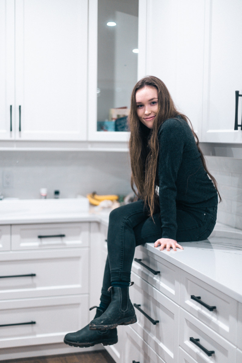 女人坐在上面抽屉的照片Photo of Woman Sitting on Top of Drawers|attractive,Beautiful,beauty,Blur,cabinets,depth of field,drawers,facial expression,Fashion,female,Focus,Happy,indoors,lady,looking,person,pretty,room,SIT,sitting,Smile,smiling,wear,woman,women,人,在室内,坐,坐在,女子女性,女性,微笑,快乐,房间,抽屉,时尚,景深,有吸引力,查找,模糊,橱柜,漂亮,焦点,磨损,美丽,美容,那位女士,面部表情-海量高质量免版权图片素材-设计师素材-摄影图片-mitapix-美塔图像