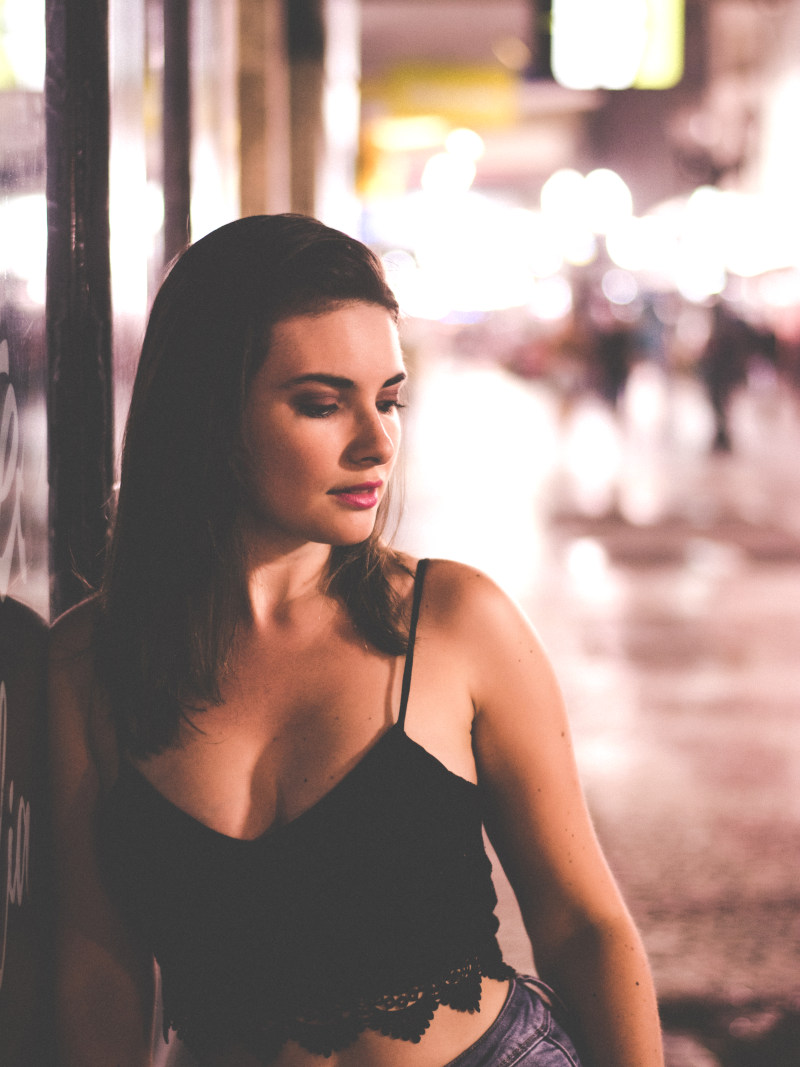 女人穿着作物顶部的照片Photo of Woman Wearing Crop Top-attractive,Beautiful,beauty,Blur,brunette,crop top,depth of field,facial expression,female,Focus,lady,leaning,looking down,person,photoshoot,pose,posture,pretty,sexy,skin,wear,woman,人,作物顶部,俯视,倾斜,女人,女士,女性,姿势,性感,拍摄,景深,有吸引力,模糊,漂亮,焦点,皮肤,穿,美丽,面部表情,黑发-海量高质量免版权图片素材-设计师素材-摄影图片-mitapix-美塔图像