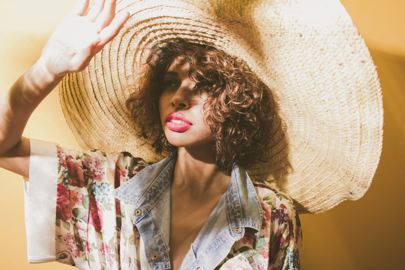 女人穿着棕色的遮阳帽Woman Wearing Brown Sun Hat|attractive,Beautiful,beauty,blond hair,casual,Close-up,Colors,daytime,eyes,face,facial expression,Fashion,fashionable,female,girl,hair,hairstyle,hat,human,lady,lips,looking,model,outdoors,person,photoshoot,pose,posing,pretty,skin,style,wear,woman,Young,Youth,人,人类,休闲,发型,嘴唇,在户外,头发,女人,女孩,女性,姿势,寻找,已,年轻,摆在,时尚,有吸引力,模型,漂亮,照片拍摄,白天,皮肤,眼睛,穿,美丽,美容,脸,那位女士,金色的头发,青年,面部表情,颜色,风格-海量高质量免版权图片素材-设计师素材-摄影图片-mitapix-美塔图像