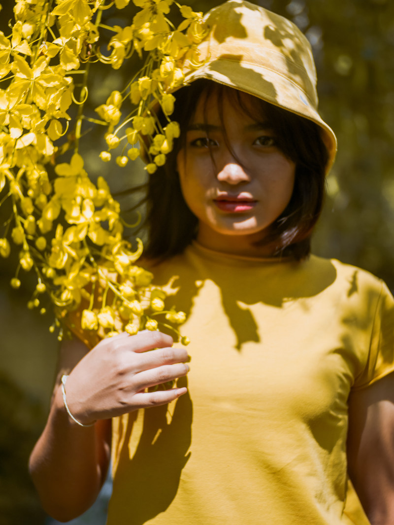 妇女的黑色和黄色碎花连衣裙Women’s Black and Yellow Floral Dress|attractive,Beautiful,beauty,casual,closeup,Colors,Daylight,daytime,eyes,face,facial expression,Fashion,fashionable,female,female model,girl,golden yellow,hair,hairstyle,hat,human,lady,lips,looking,model,outdoors,outfit,person,photoshoot,pose,posing,pretty,skin,wear,woman,yellow,yellow flowers,Young,人,人类,休闲,发型,嘴唇,头发,女子,女孩,女性,女模特,帽子,年轻,户外,拍摄,时尚,有吸引力,构成,查找,模型,漂亮,特写,白天,皮肤,眼睛,磨损,美丽,脸,衣服,那位女士,金黄色,面部表情,颜色,黄色,黄色的花朵-海量高质量免版权图片素材-设计师素材-摄影图片-mitapix-美塔图像