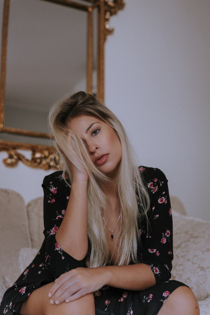 女人穿着花连衣裙坐在沙发上的照片Photo of Woman Wearing Floral Dress Sitting on Couch|attractive,Beautiful,beauty,Blur,couch,depth of field,elegant,facial expression,female,floral dress,Focus,glamour,indoors,lady,looking,mirror,model,necklace,pendant,person,photoshoot,pose,posture,pretty,SIT,sitting,wear,woman,人,优雅,吊坠,在室内,坐,女人,女性,姿势,拍摄,景深,有吸引力,构成,查找,模型,模糊,沙发,漂亮,焦点,穿,美丽,美容,花裙子,那位女士,镜像,面部表情,项链,魅力-海量高质量免版权图片素材-设计师素材-摄影图片-mitapix-美塔图像