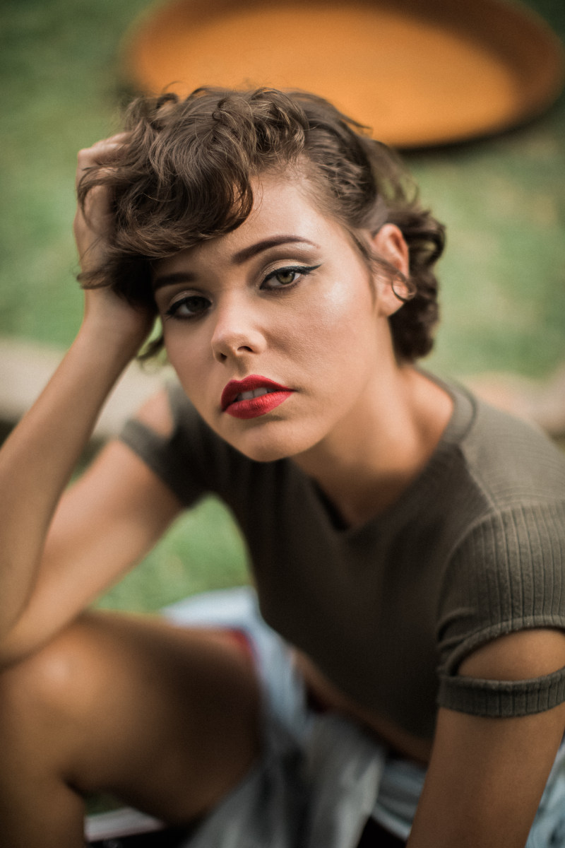 灰色衬衫的女人用红色唇膏摆姿势摄影Woman in Grey Shirt With Red Lipstick Posing for Photography|attractive,Beautiful,beauty,closeup,Cute,elegant,eyes,face,facial expression,Fashion,fashionable,glamour,hair,hairstyle,lipstick,model,outdoors,person,photoshoot,Portrait,pose,pretty,sexy,style,wear,woman,人,优雅,发型,口红,可爱,头发,女人,性感,户外,时尚,有吸引力,构成,模型,款式,漂亮,照片拍摄,特写,眼睛,穿,美丽,肖像,脸,面部表情,魅力-海量高质量免版权图片素材-设计师素材-摄影图片-mitapix-美塔图像