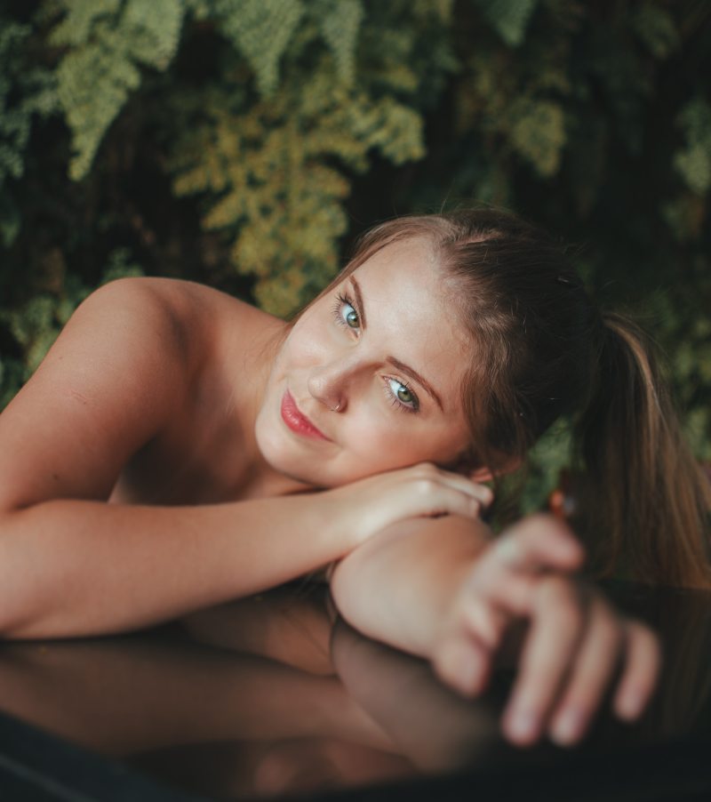 微笑的女人在黑色表面上休息她的手Smiling Woman Resting Her Hands On Black Surface|attractive,Beautiful,beauty,face,person,Portrait,pose,pretty,woman,人,女人,姿势,有吸引力,漂亮,美丽,肖像,脸-海量高质量免版权图片素材-设计师素材-摄影图片-mitapix-美塔图像