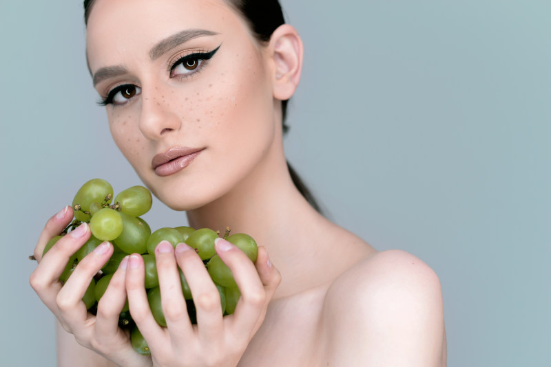 特写照片的女人抱着葡萄CloseUp Photo of Woman Holding Grapes-attractive,Beautiful,beauty,eyes,face,female,fingers,food,fruit,glamour,grapes,Hands,holding,lady,lips,makeup,model,person,photoshoot,Portrait,pretty,sexy,skin,woman,人,化妆,嘴唇,女人,女士,女性,性感,手,手指,拍摄,控股,有吸引力,模型,水果,漂亮,皮肤,眼睛,美丽,肖像,脸,葡萄,食品,魅力-海量高质量免版权图片素材-设计师素材-摄影图片-mitapix-美塔图像