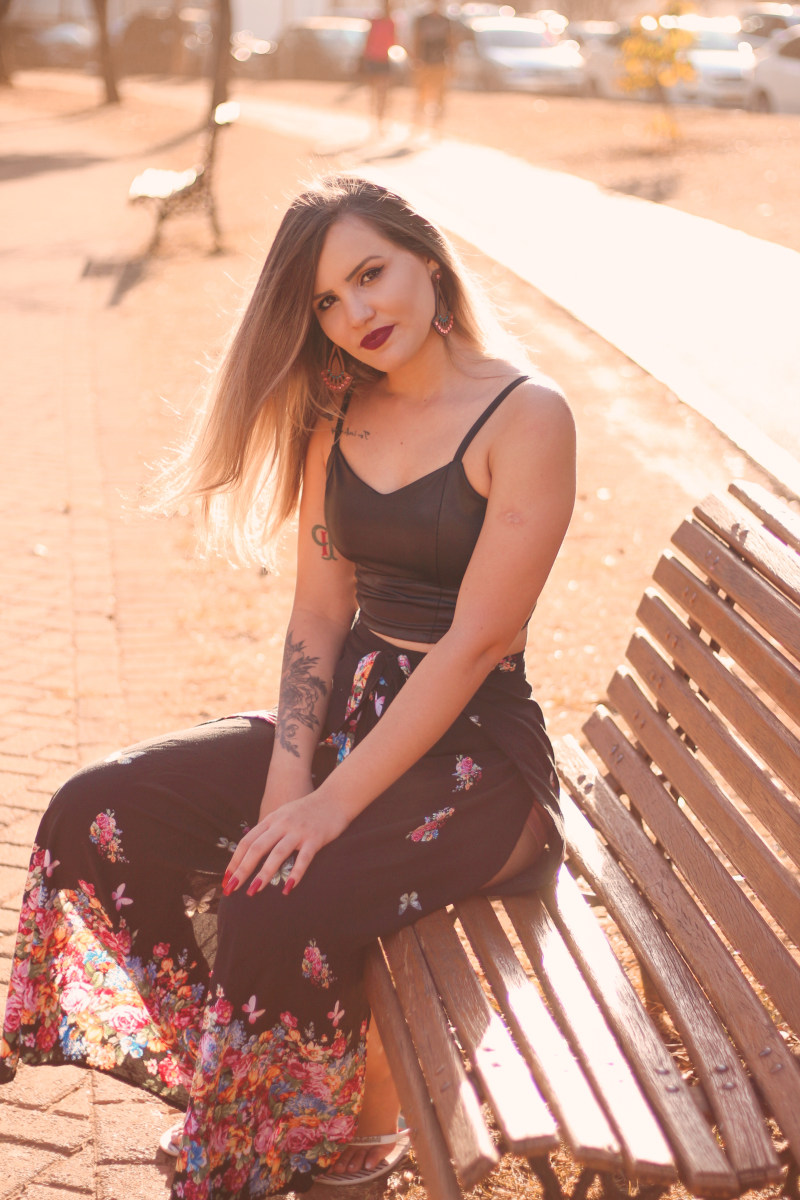 女人穿着背心坐在板凳Woman Wearing Tank Top Sitting on Wooden Bench|attractive,Beautiful,beauty,Blur,Daylight,depth of field,face,facial expression,female,Focus,hair,lady,leisure,looking,model,outdoors,Park,pavement,person,photoshoot,pose,posing,posture,pretty,red lips,sitting,style,tank top,tattooed,tattoos,wear,woman,wooden bench,人,休闲,公园,坐,夏时制,头发,女人,女性,姿势,户外,拍摄,景深,有吸引力,木凳上,构成,查找,模型,模糊,漂亮,焦点,穿,红红的嘴唇,纹身,美丽,美容,背心,脸,路面,那位女士,面部表情,风格-海量高质量免版权图片素材-设计师素材-摄影图片-mitapix-美塔图像