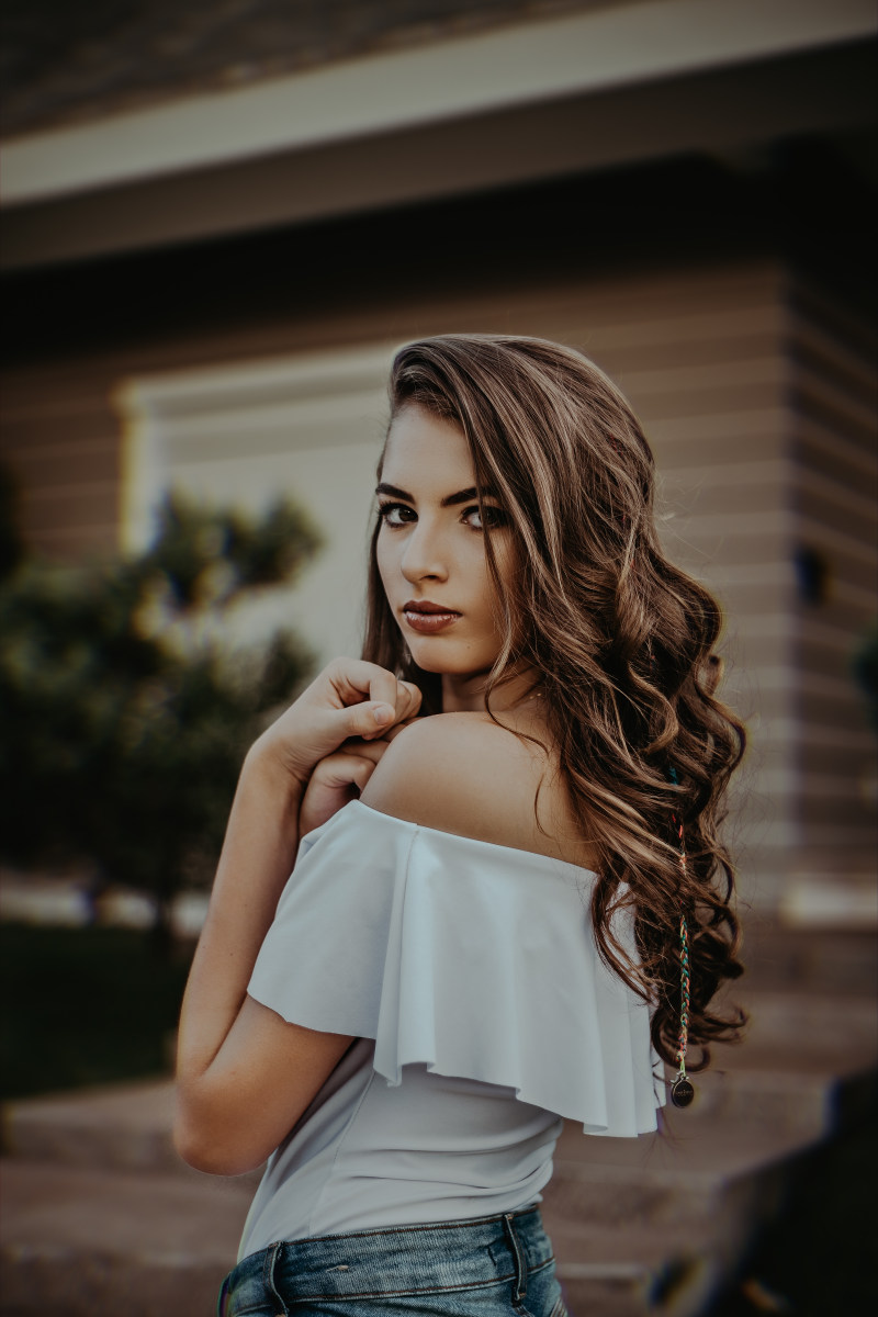 女人穿着白色露肩上衣Woman Wearing White Offshoulder Top|attractive,Beautiful,beauty,Blur,brunette,depth of field,facial expression,female,Focus,gorgeous,hairstyle,jeans,lady,looking,model,outdoors,person,photoshoot,pose,posing,posture,pretty,standing,wear,woman,人,华丽,发型,女人,女性,姿势,寻找,户外,拍摄,景深,有吸引力,构成,模型,模糊,漂亮,焦点,牛仔裤,穿,站立,美丽,那位女士,面部表情,黑发-海量高质量免版权图片素材-设计师素材-摄影图片-mitapix-美塔图像